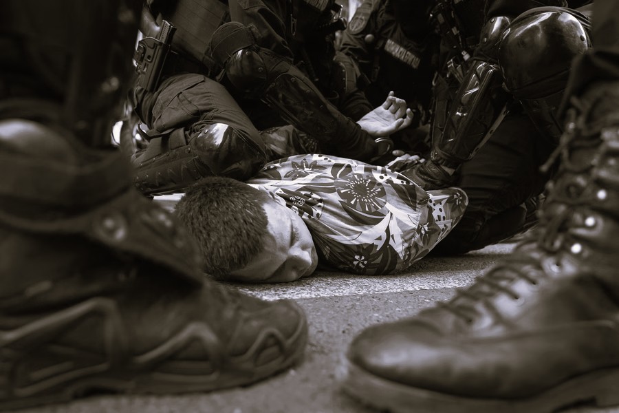 Serbian Police arrests peaceful protestors